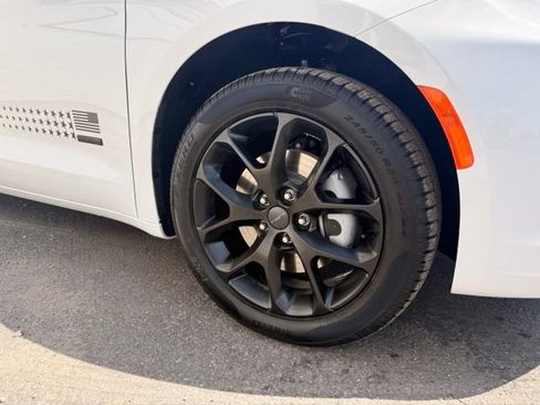New 2027 Chrysler Pacifica Select AWD/4WD image 4