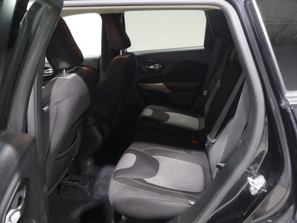 Used 2018 Jeep Cherokee Latitude w/ Cold Weather Group FWD image 17