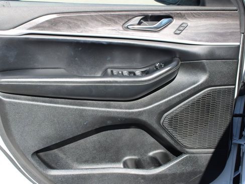 Used 2023 Jeep Grand Cherokee L Limited w/ Black Appearance Package image 9