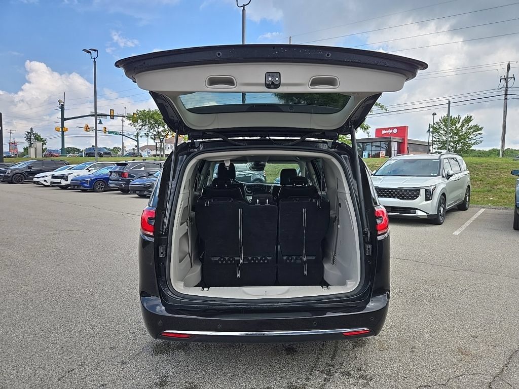 Used 2023 Chrysler Pacifica Touring-L FWD image 5