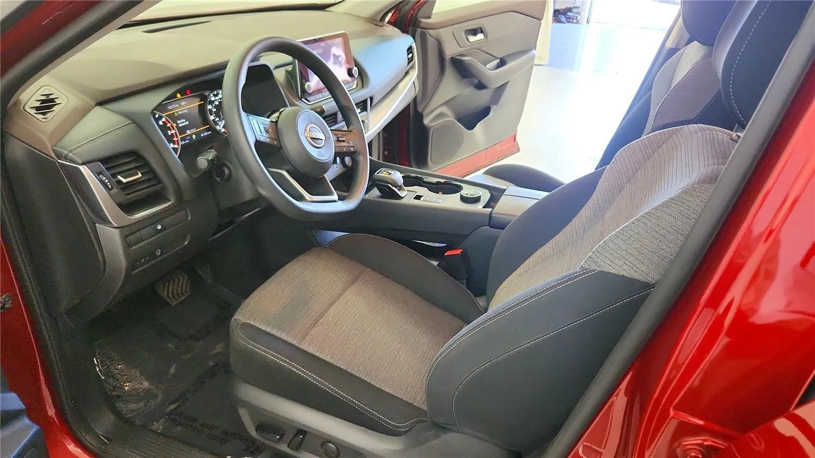 Used 2023 Nissan Rogue SV AWD/4WD image 15