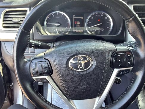 Used 2017 Toyota Highlander XLE w/ Carpet Mat Package AWD/4WD image 17