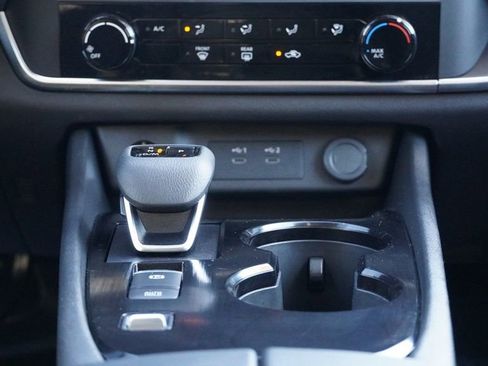 Used 2025 Nissan Rogue S image 30