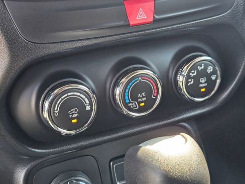 Used 2017 Jeep Renegade Sport w/ Power & Air Group image 22