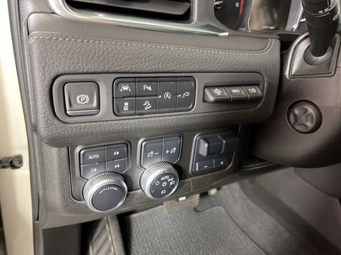 Used 2021 GMC Yukon Denali w/ Denali Premium Package image 32