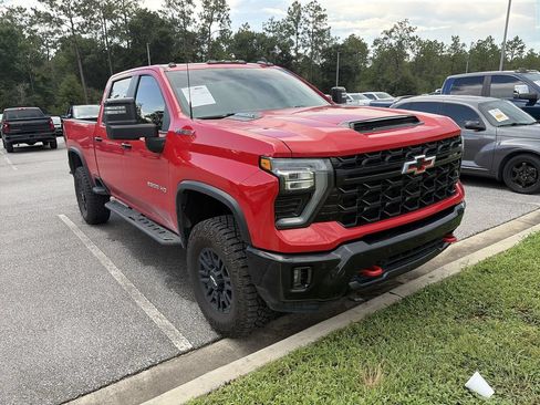 Used 2025 Chevrolet Silverado 2500 ZR2 w/ Technology Package AWD/4WD image 2
