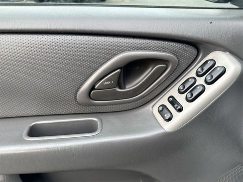 Used 2005 MAZDA Tribute I image 19