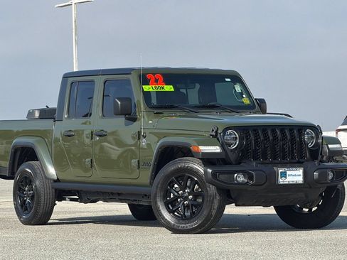 Used 2022 Jeep Gladiator Sport AWD/4WD image 2