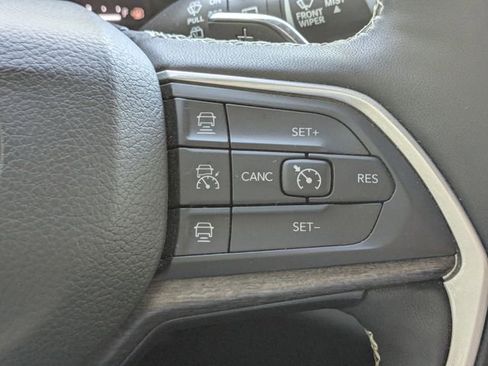 Used 2023 Jeep Grand Cherokee Limited image 32