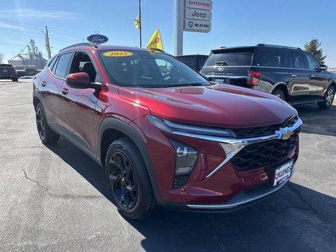 Used 2025 Chevrolet Trax LT image 2