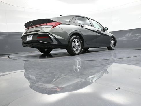 Certified 2025 Hyundai Elantra SE FWD image 28