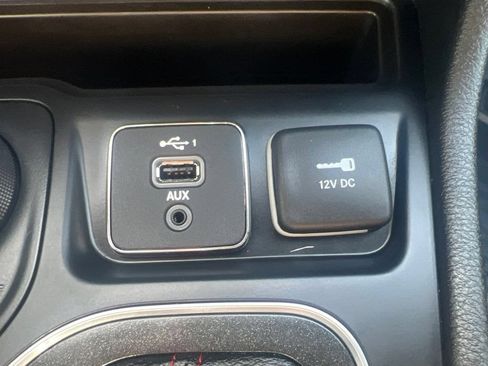 Used 2021 Jeep Cherokee Trailhawk w/ Premium Leather Package AWD/4WD image 37