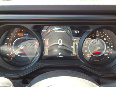 Used 2025 Jeep Wrangler Unlimited Sahara AWD/4WD image 18