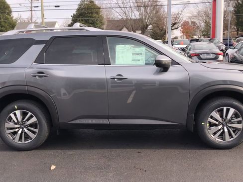 New 2025 Nissan Pathfinder SL image 9