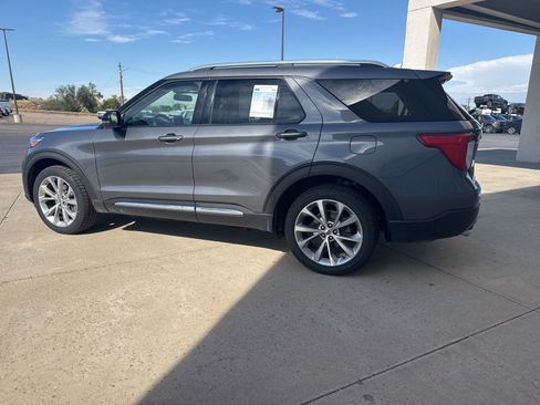 Used 2021 Ford Explorer Platinum image 2