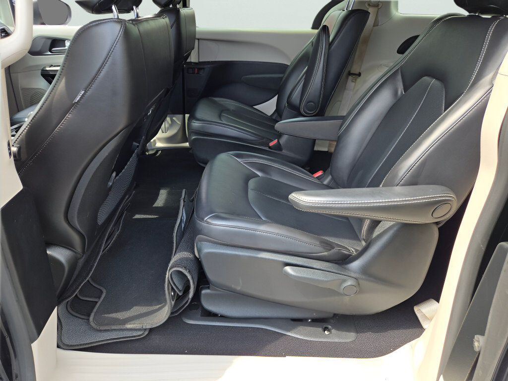 Used 2023 Chrysler Pacifica Touring-L FWD image 23