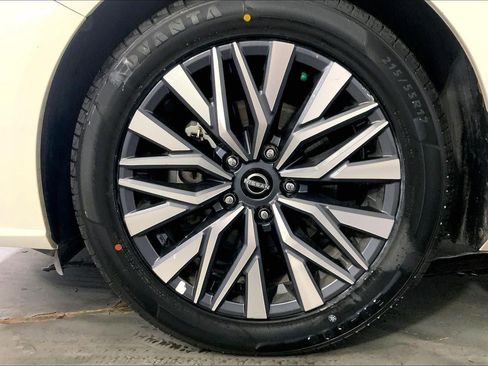 Used 2025 Nissan Altima 2.5 SV FWD image 9