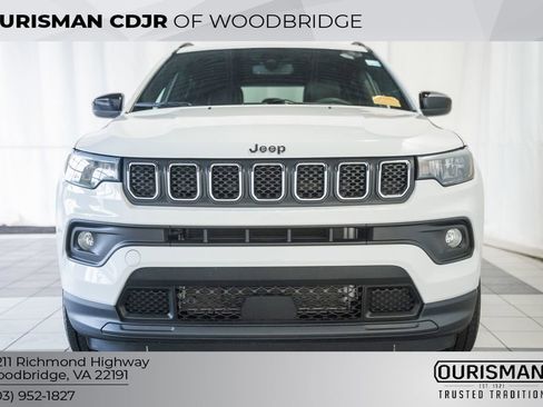 Used 2023 Jeep Compass Latitude image 2