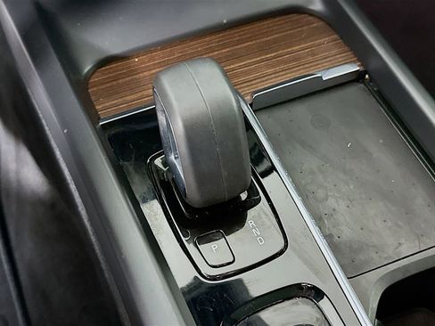 Used 2022 Volvo XC60 B5 Momentum w/ Advanced Package image 22