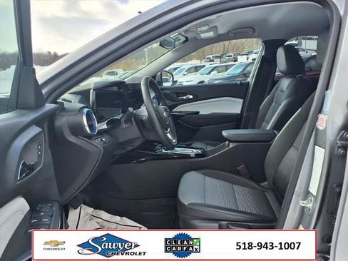 Used 2025 Chevrolet Trax LT w/ LT Convenience Package image 13