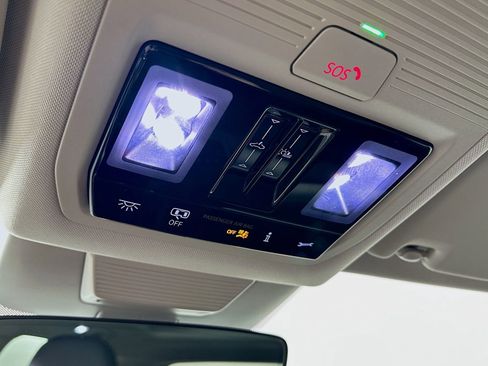 Used 2025 Volkswagen Tiguan SE AWD/4WD image 31