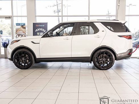 Used 2024 Land Rover Discovery S image 6