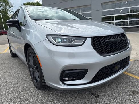 Used 2023 Chrysler Pacifica Limited w/ S Appearance Package FWD image 13