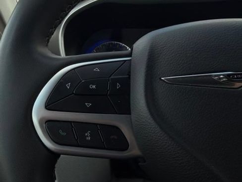 Used 2024 Chrysler Pacifica Touring-L FWD image 20