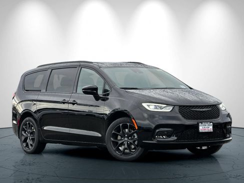 New 2026 Chrysler Pacifica Limited image 2