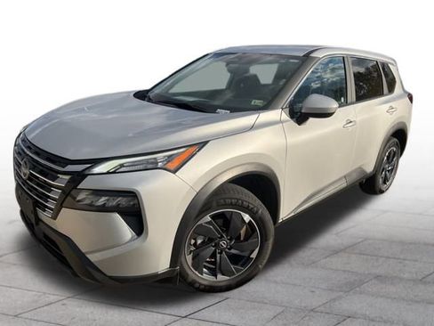 Used 2024 Nissan Rogue SV image 3