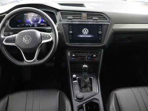 Used 2024 Volkswagen Tiguan SE AWD/4WD image 2