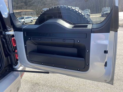 Used 2020 Land Rover Defender 110 First Edition image 44