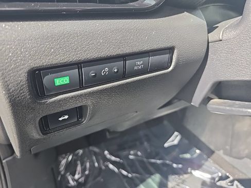 Used 2024 Nissan Sentra SV FWD image 14