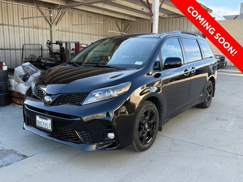 Certified 2020 Toyota Sienna SE Premium w/ Nightshade Edition image 2