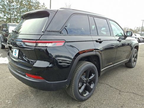 New 2025 Jeep Grand Cherokee Altitude image 3