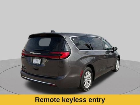 Used 2023 Chrysler Pacifica Touring-L FWD image 6
