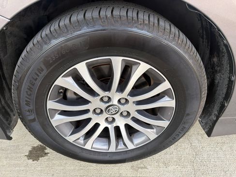 Used 2019 Toyota Sienna XLE FWD image 2
