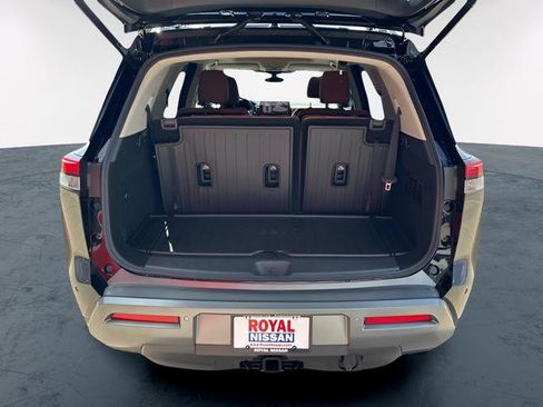 New 2026 Nissan Pathfinder Platinum FWD image 7