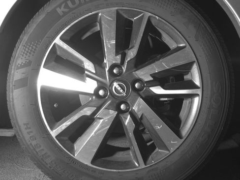 Used 2025 Nissan Versa SV image 13