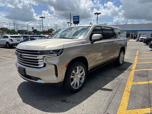 Used 2022 Chevrolet Suburban High Country w/ Premium Package 2 RWD image 3