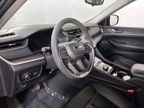 Used 2023 Jeep Grand Cherokee Limited w/ Black Appearance Package AWD/4WD image 9
