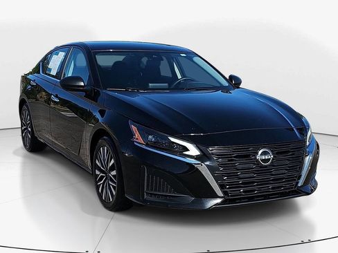 Used 2024 Nissan Altima 2.5 SV FWD image 2