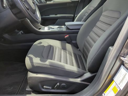 Used 2017 Ford Fusion SE w/ Fusion SE Technology Package FWD image 11