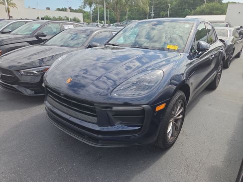 Used 2022 Porsche Macan AWD/4WD image 3