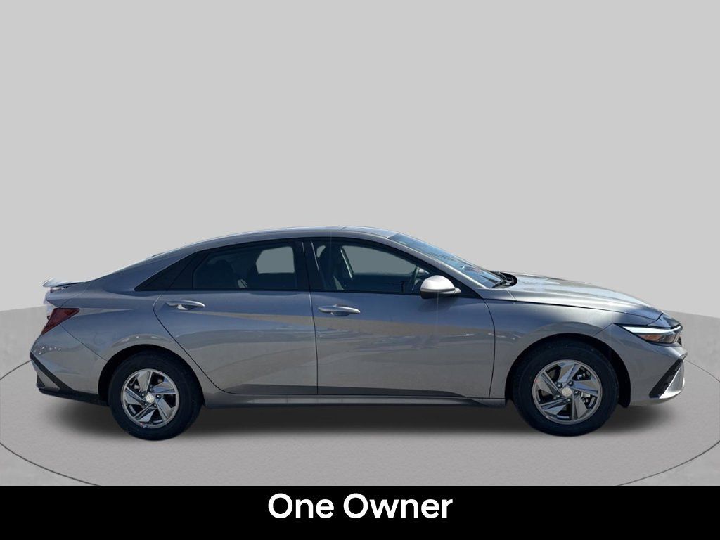 Used 2026 Hyundai Elantra SE FWD image 7
