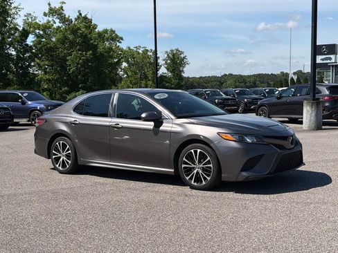 Used 2020 Toyota Camry SE FWD image 1