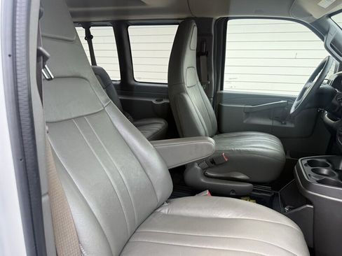 Used 2018 Chevrolet Express 3500 LS RWD image 18