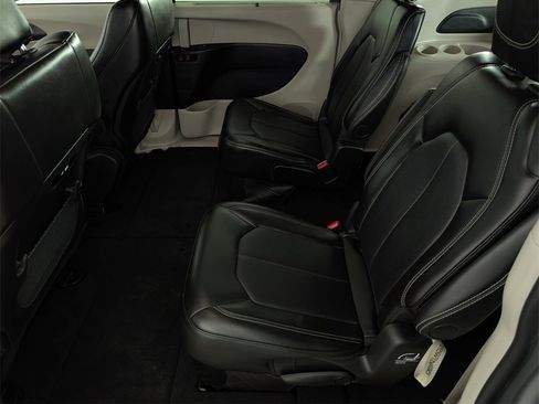 Used 2024 Chrysler Pacifica Touring-L image 26