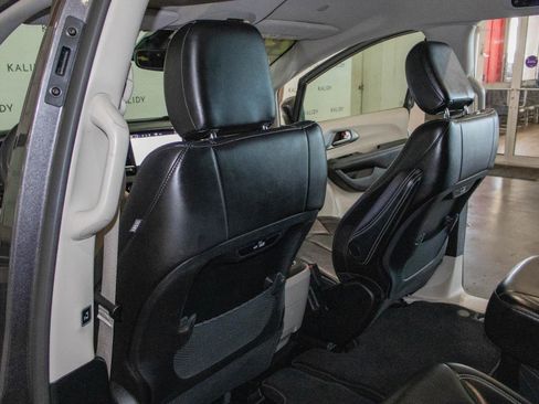 Used 2023 Chrysler Pacifica Touring-L FWD image 9