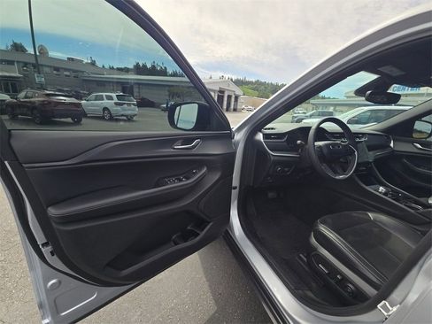 Used 2023 Jeep Grand Cherokee L Laredo image 16